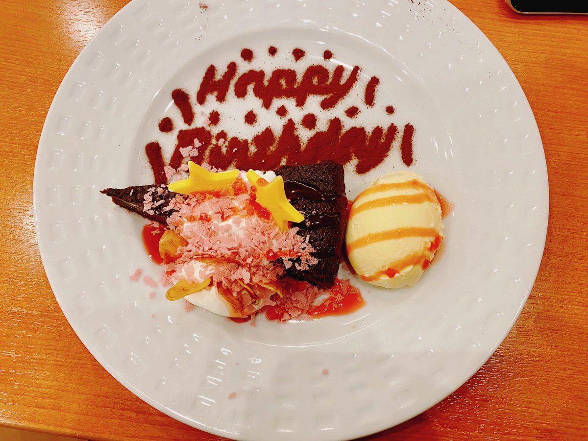 「ネーム作業に疲れた今月誕生日のおじさんが死んだ目で撮ったバースデープレートがこち」|カワグチタケシのイラスト