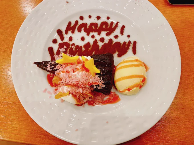 ネーム作業に疲れた今月誕生日のおじさんが死んだ目で撮ったバースデープレートがこちらです。 