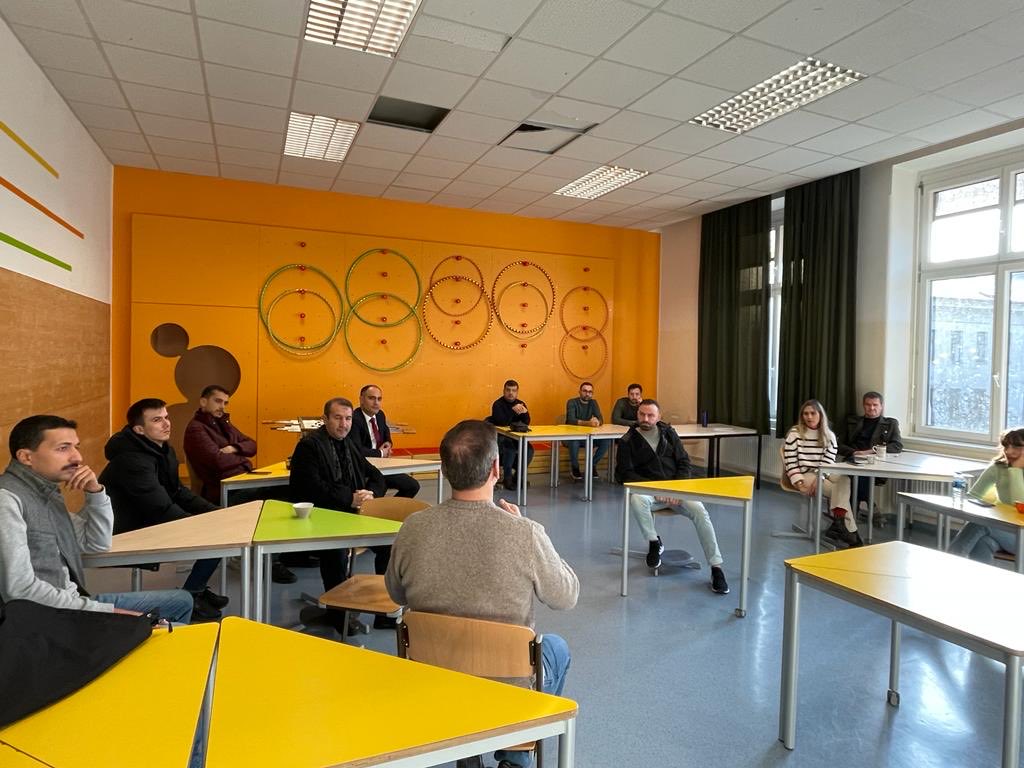Erasmus+ Akreditasyon Programı kapsamında Reyhanlı, Erzin ve Kumlu  ilçelerinde görev yapan 12 öğretmenimiz 17 Ocak tarihinde gittikleri Viyana’da “ICT” ve “STEM” eğitimlerini tamamladılar. Öğretmenlerimize meslek hayatlarında başarılar dileriz.<a href="/hataymem/">Hatay İl Millî Eğitim Müdürlüğü</a> ⁦<a href="/SeyitAliBuyuk/">Seyit Ali Büyük</a>⁩