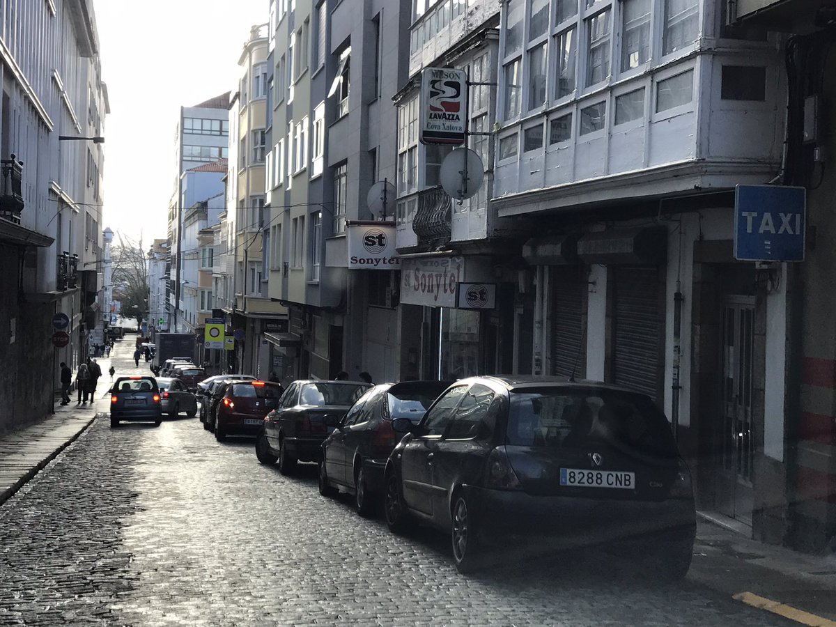 Parada de taxis de Armas. Da igual el día, siempre así. 🤷‍♂️ <a href="/FerrolOficial/">Concello de Ferrol</a> <a href="/ferrol092/">Policía Local Ferrol</a>