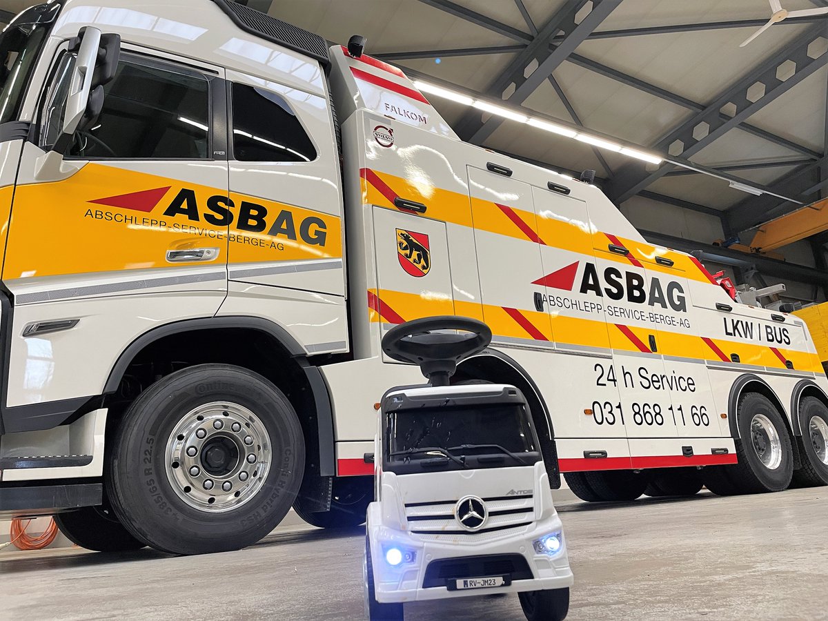 kursivag's tweet photo. Beschriftung Bergungsfahrzeug VOLVO FH16 Falkom. Kunde: ASBAG Kirchberg
eines der aktuell grössten LKW und Bus Abschleppfahrzeug der Schweiz.
#werbetechniker #fahrzeugbeschriftung #fahrzeugfolierung #folienschriften #digitaldruck #volvotrucks #falkom #lkwbergung #kursivag https://t.co/tuJFtDn0gN