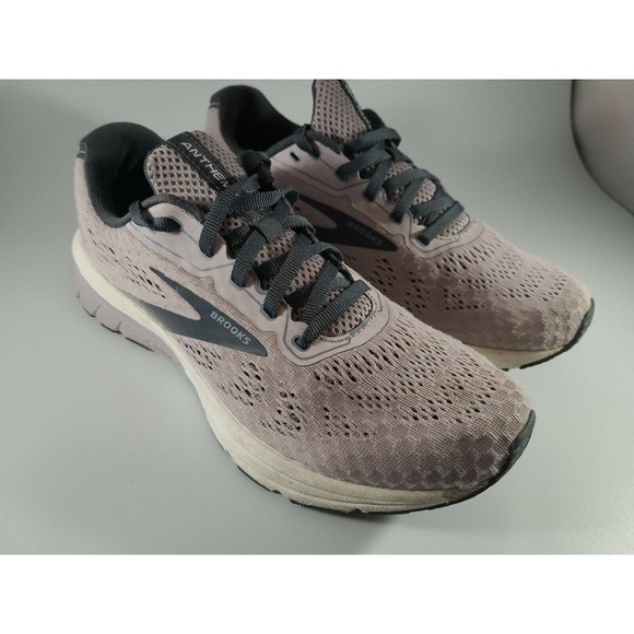FairfaxBri's tweet photo. So good I had to share! Check out all the items I'm loving on @Poshmarkapp #poshmark #fashion #style #shopmycloset #brooks #levis: https://t.co/oP4nKP7RO4 https://t.co/XoYNyw7pAF