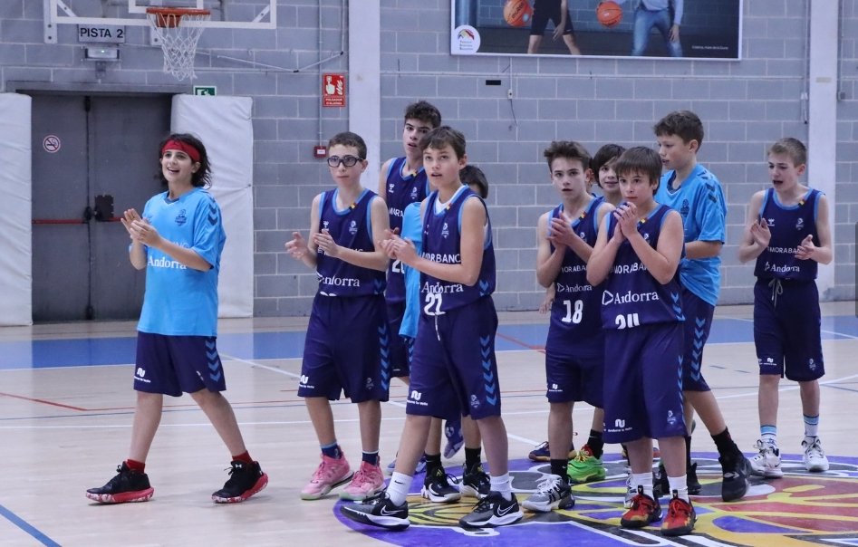 IsaDrets's tweet photo. 🏀Aquest aplaudiment final que l'equip dedica a la grada, se'l mereixien ells.
💪Quin fart de pencar que es va fer aquesta canalla. No van deixar de lluitar, ni un minut, un partit que se sabien perdut i que per #actitud gairebé donen la campanada.
👏👏👏👏👏
#collonuts https://t.co/89nCsD1Qjy