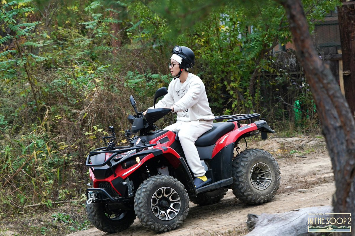 wonchancentral's tweet photo. that helmet on wonwoo 😭

#원우 #디노 🐱🦦♡ https://t.co/Xf8RPed2hr