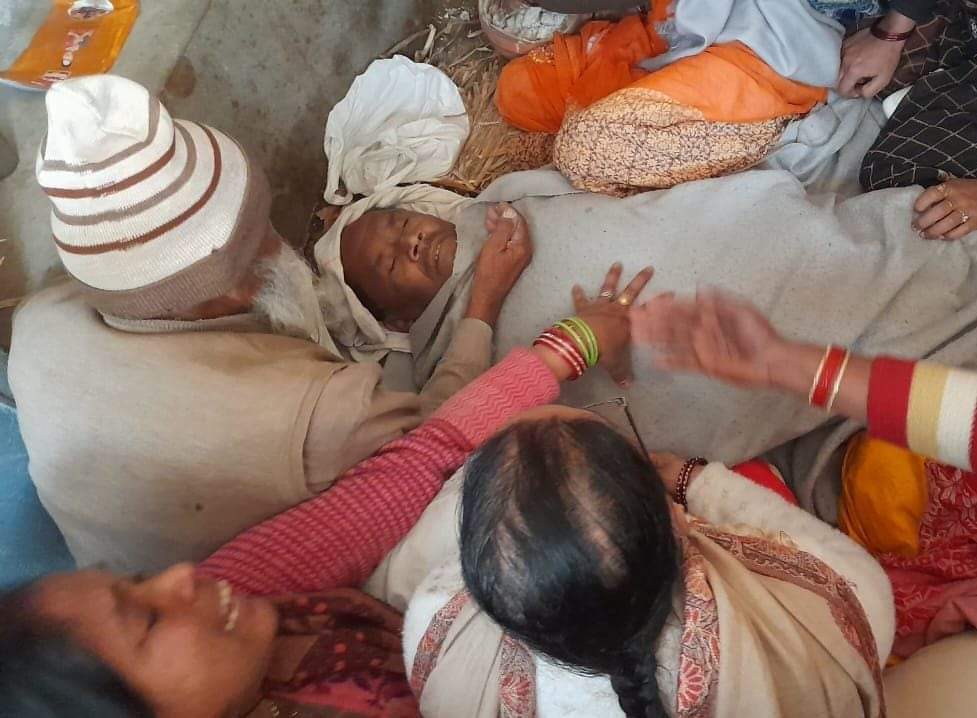मृतक शिक्षामित्र अनोखेलाल जिनका हृदय गति रुकने से निधन हो गया 😭😭
एक पशु के मरने पर भी सरकार इतनी संवेदनशील हो जाती है की तत्काल पुलिस और सहायता पहुंच जाती है मंदिर मस्जिद हो या कुछ और सरकार संवेदनशील होती है पर संविदा कर्मी के मामले में मौन ?
<a href="/myogiadityanath/">Yogi Adityanath</a>