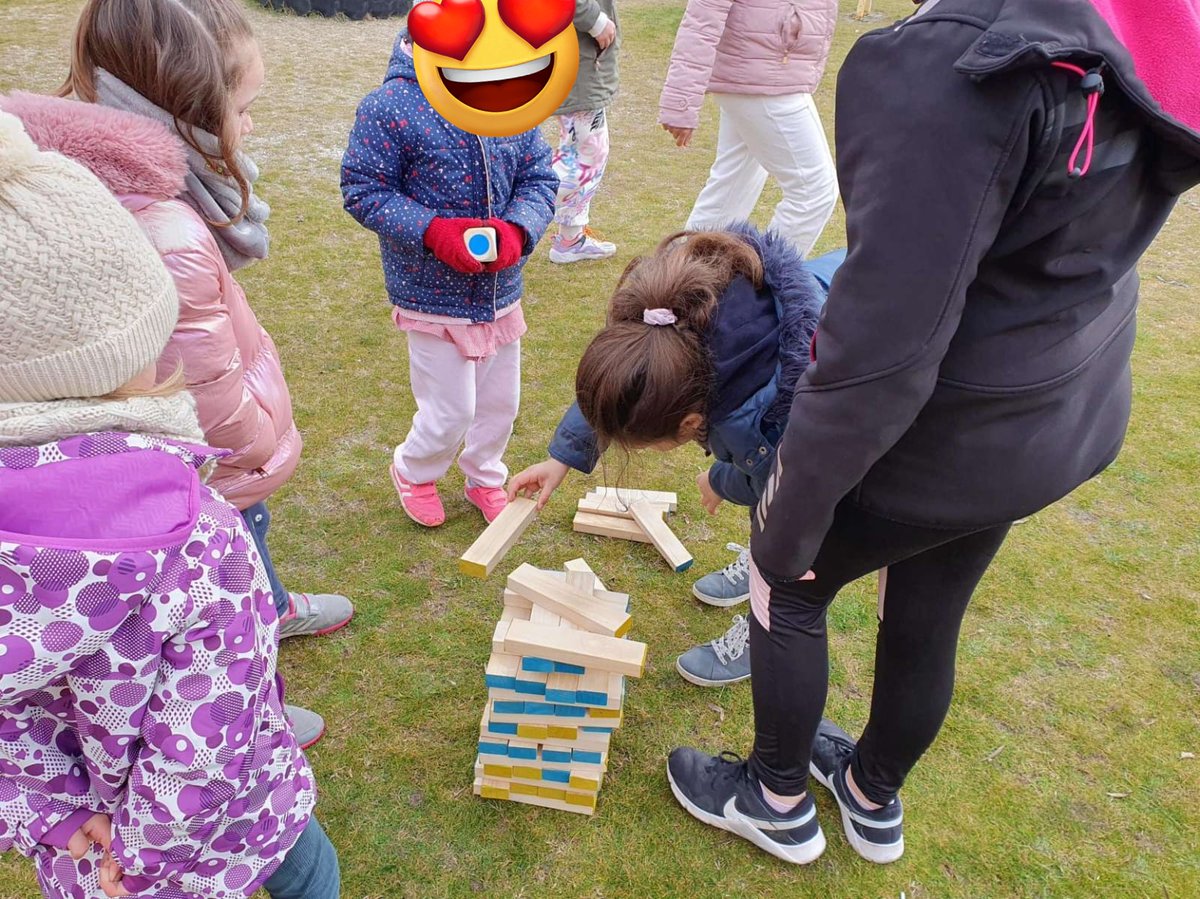 craretama's tweet photo. Se ve otra vida en los #patiosactivos 👏💃🔝!!! Deportes 🏸 y juegos nuevos 🎯 que nos sorprenden cada semana. En cuanto el tiempo lo permita 🐧⛄, nuevas sorpresas 😉🎁 @educacyl @Hoy_Libro @CFIE_Segovia @escuellar_es #biodiversiCRA https://t.co/MLdScTPJrT