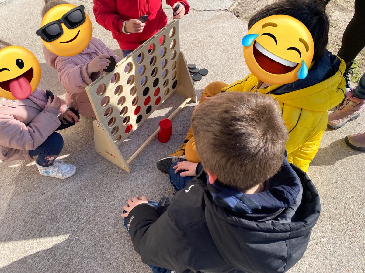 craretama's tweet photo. Se ve otra vida en los #patiosactivos 👏💃🔝!!! Deportes 🏸 y juegos nuevos 🎯 que nos sorprenden cada semana. En cuanto el tiempo lo permita 🐧⛄, nuevas sorpresas 😉🎁 @educacyl @Hoy_Libro @CFIE_Segovia @escuellar_es #biodiversiCRA https://t.co/MLdScTPJrT