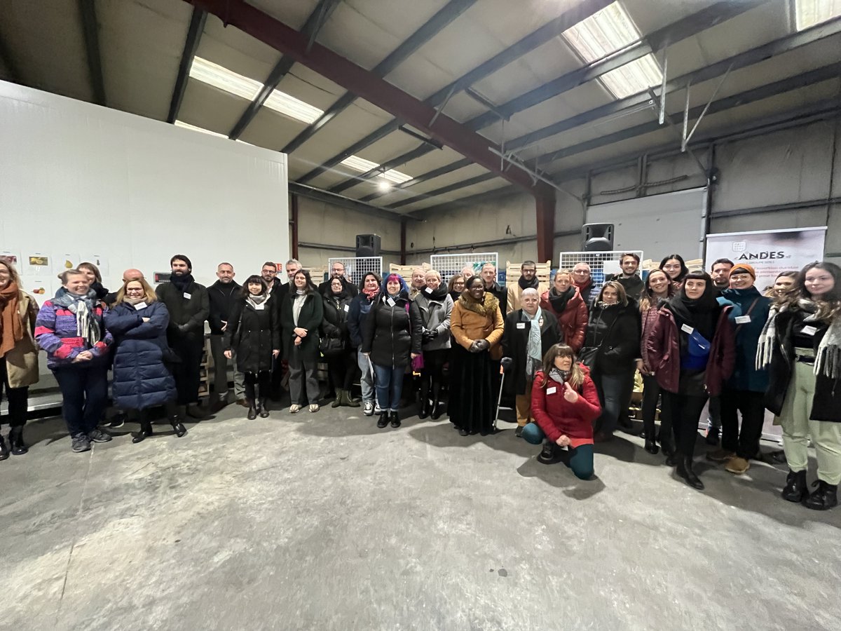 Ce nouveau chantier d’insertion a été inauguré en compagnie des épiceries solidaires ANDES de Normandie, premières clientes de la plateforme.
Elles pourront y retrouver des fruits et légumes frais mais aussi d’autres denrées alimentaires pour approvisionner leurs épiceries 🚛🍊