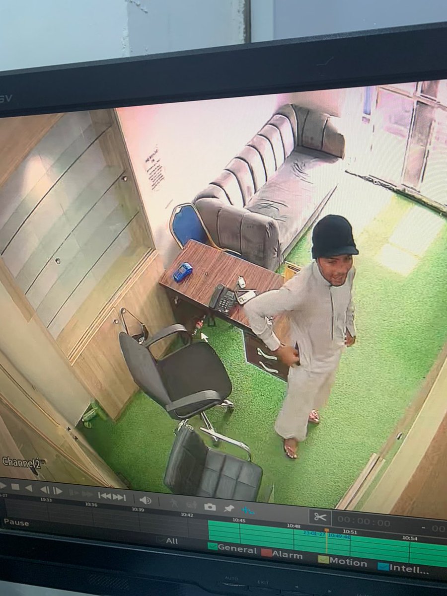 Geeky_ng's tweet image. A friends phone shop was robbed this morning at Owerri, Imo state, broad daylight. They came armed and made away with goods worth millions. CCTV got the face of one. Anyone with information concerning this case, please dm me. Thanks