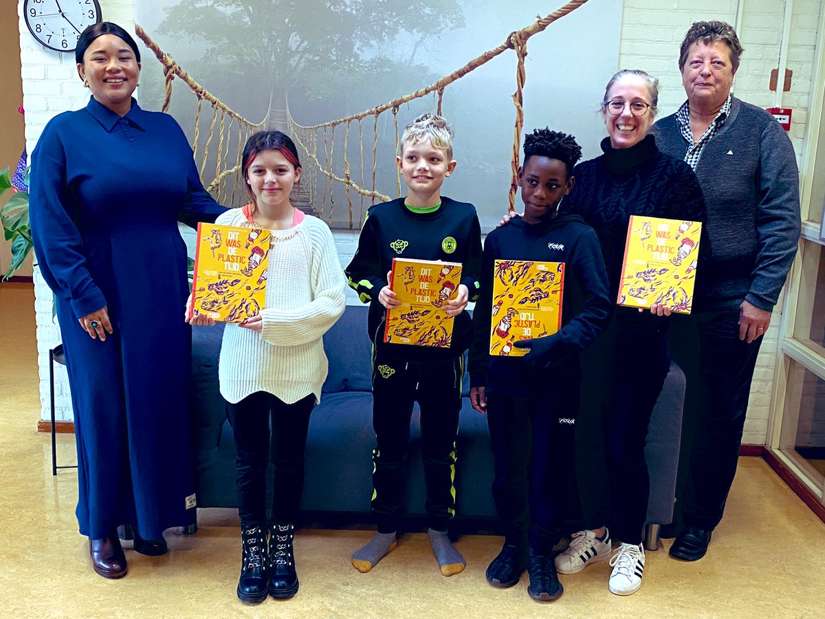 Een deel van de leerlingenraad van de  <a href="/VanHouteschool/">Van Houteschool</a> heeft het boek ’Dit was de plastictijd’ in ontvangst mogen nemen van <a href="/AmsterdamNL/">Gemeente Amsterdam</a> In een gesprek over duurzaamheid hebben zij bedacht dat we een project Plastic Soep gaan doen op school. Binnenkort meer hierover! #burgerschap