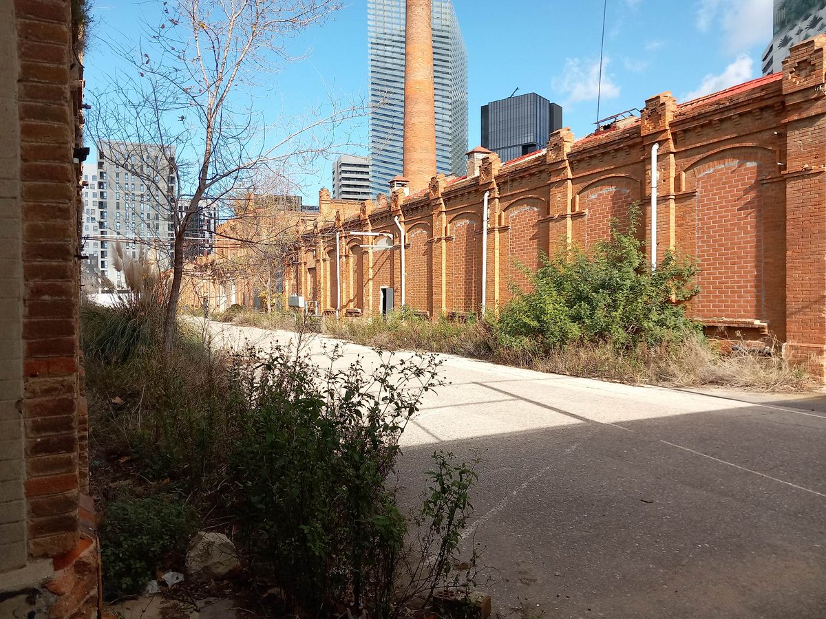 AVVSomSEulalia's tweet photo. Finalitzarem la passejada a #CanTrias | Fàbrica Godó i Trias.

Fàbrica tèxtil de jute (1903), d'estil modernista. 
Si voleu conèixer millor la seva història, mireu-vos aquest article: https://t.co/CxraitD59d

#SomSantaEulàlia
Ens estimem el nostre Patrimoni!
#SOSPatrimoniLH https://t.co/0eHPyH1aeB