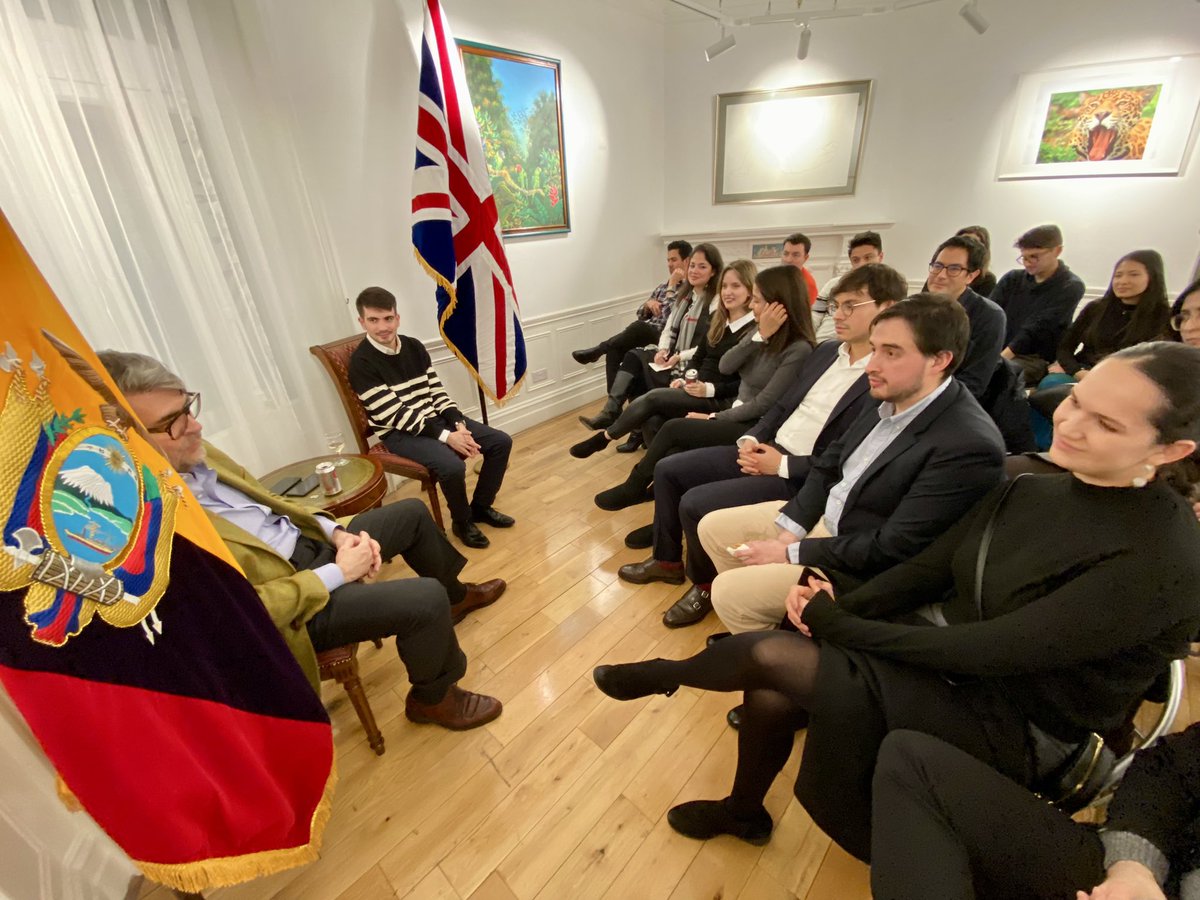 EmbajadaEcuUK's tweet photo. Embajador Sebastián Corral Bustamante mantuvo reunión con estudiantes ecuatorianos en el Reino Unido. Se dialogó sobre la gestión de la embajada y se intercambiaron criterios sobre relación bilateral #Ecuador 🇪🇨 #UK 🇬🇧. #MásEcuadorEnElMundo @CancilleriaEc @juancaholguin https://t.co/0PlvAaJs6S