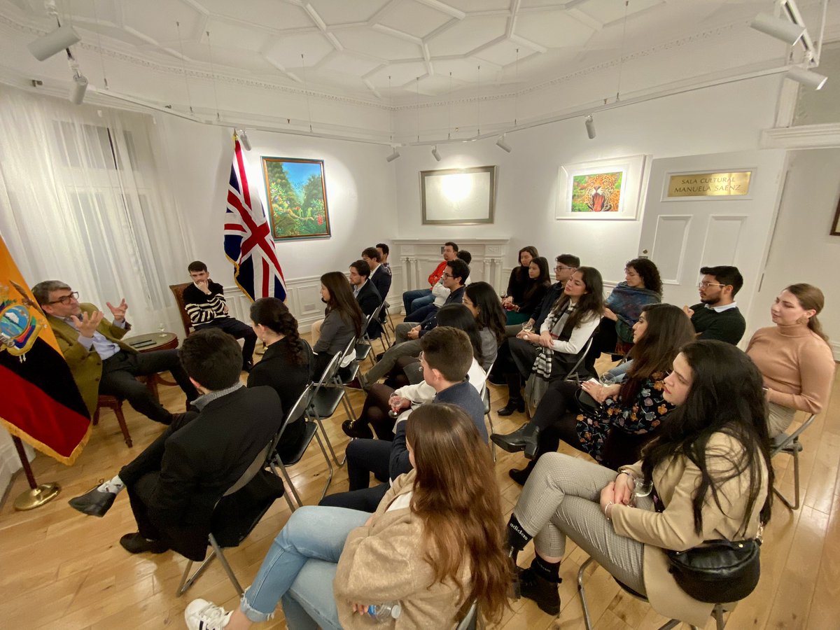 EmbajadaEcuUK's tweet photo. Embajador Sebastián Corral Bustamante mantuvo reunión con estudiantes ecuatorianos en el Reino Unido. Se dialogó sobre la gestión de la embajada y se intercambiaron criterios sobre relación bilateral #Ecuador 🇪🇨 #UK 🇬🇧. #MásEcuadorEnElMundo @CancilleriaEc @juancaholguin https://t.co/0PlvAaJs6S