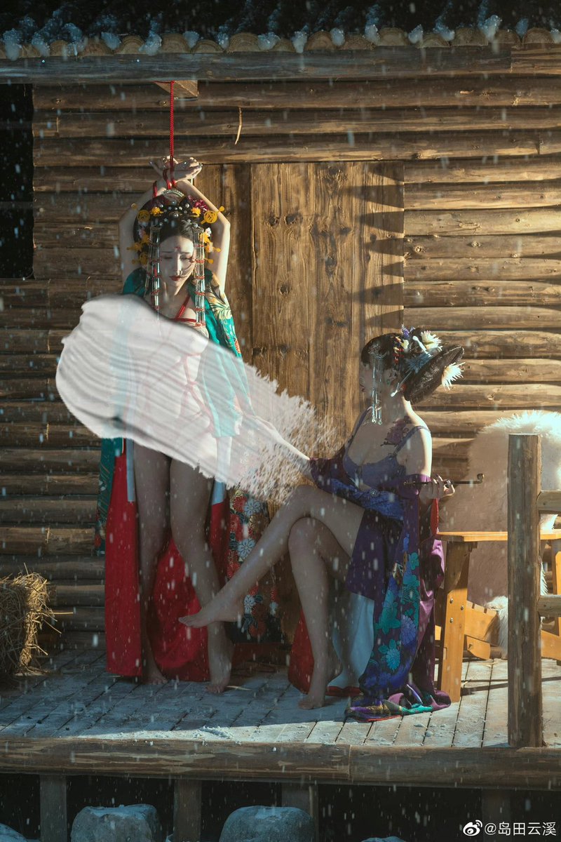 由@Yunx1x1 老师创作，@Naitaotaoya 和我出镜的《花吟》预购还剩最后一天啦～
里面收录了7套造型，如果有感兴趣的话一定要入手，不要错过！
感谢已经下单的老板的支持～预祝您新年发大财！
🛒：https://t.co/AMphS1VuS9有什么问题直接问我都可以哦～ https://t.co/ArehkUwPSH