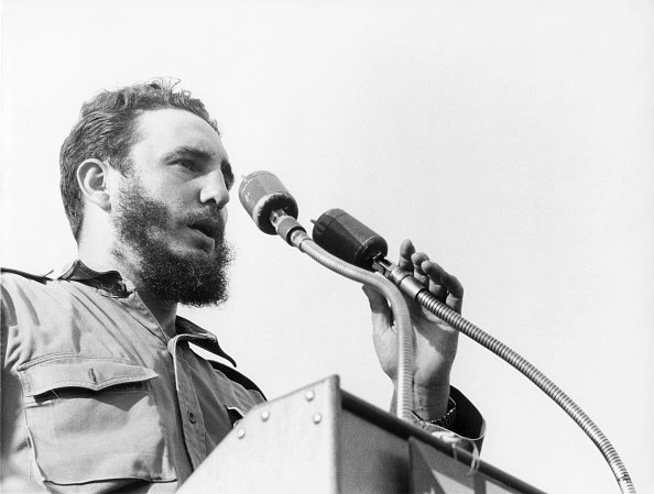 #Fidel: “Porque solo la dignidad, que quiere decir también valor, que quiere decir espíritu de sacrificio, que quiere decir heroísmo, salva a los pueblos e inspira respeto”. (27/1/1960)
#Cuba 🇨🇺