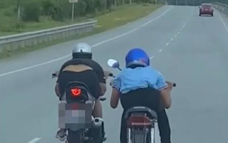BilikGuru's tweet photo. Tular tunggang motosikal aksi bahaya, dua pelajar dicekup
more: https://t.co/3BYkNcT0PO
#GuruCemerlang #MalaysiaSejahtera https://t.co/BHbttTi1Iz