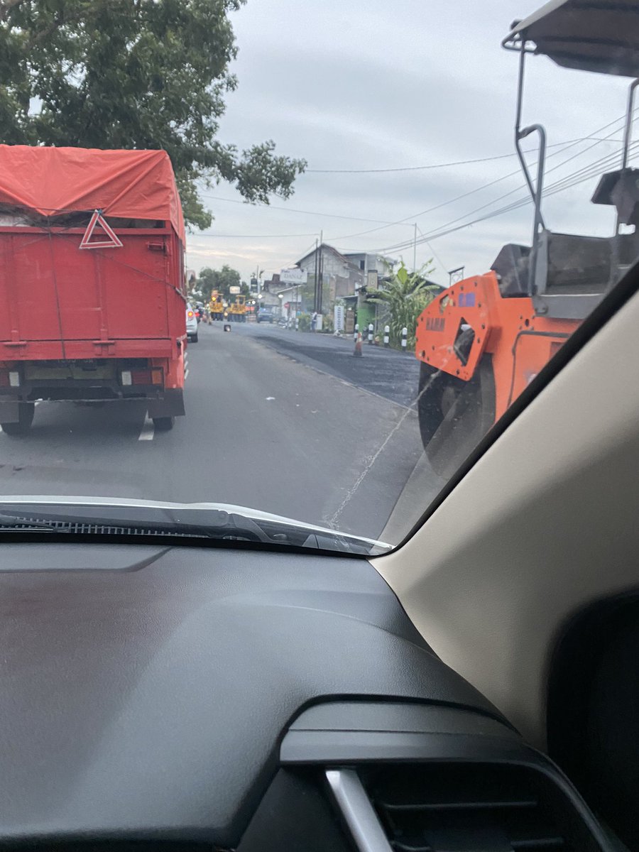 ikayaaiko's tweet photo. Dan ternyata ini penyebab stuck sampe setengah jam tadi di Balecatur 😑 @infojogja https://t.co/8HrKrZ9LyE