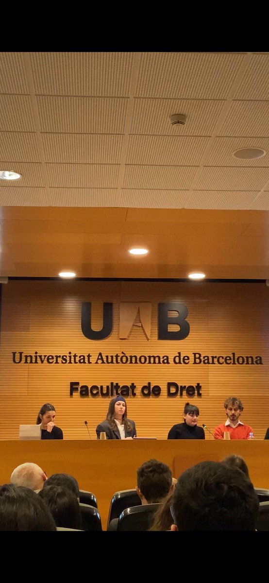 ampiferini's tweet photo. Intervention à l’Université Autonome de Barcelone sur Culture de la « transfrontaliarité » : de l’informel à « l’institualisation » l’exemple de l’institutionnalision de la langue Corse ainsi que la frontière maritime entre la Corse et l’Italie. @UABBarcelona @UnivCorse https://t.co/bap5Ctckco