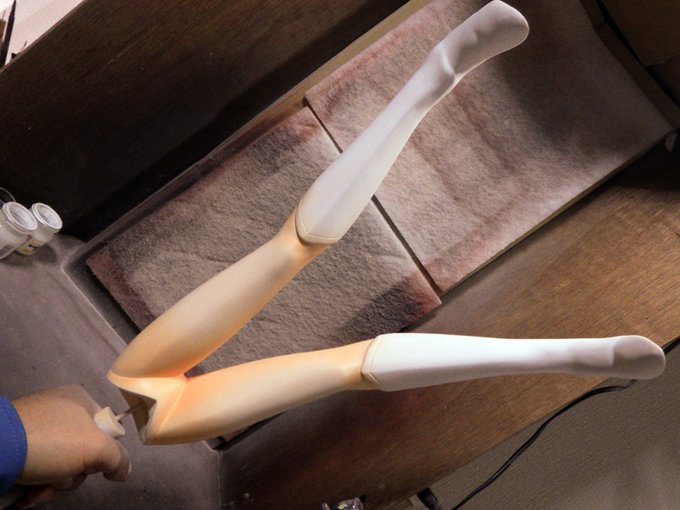 逆さまで塗っているので展示時の光の向きを意識しながら注意して影色を入れていきます。 