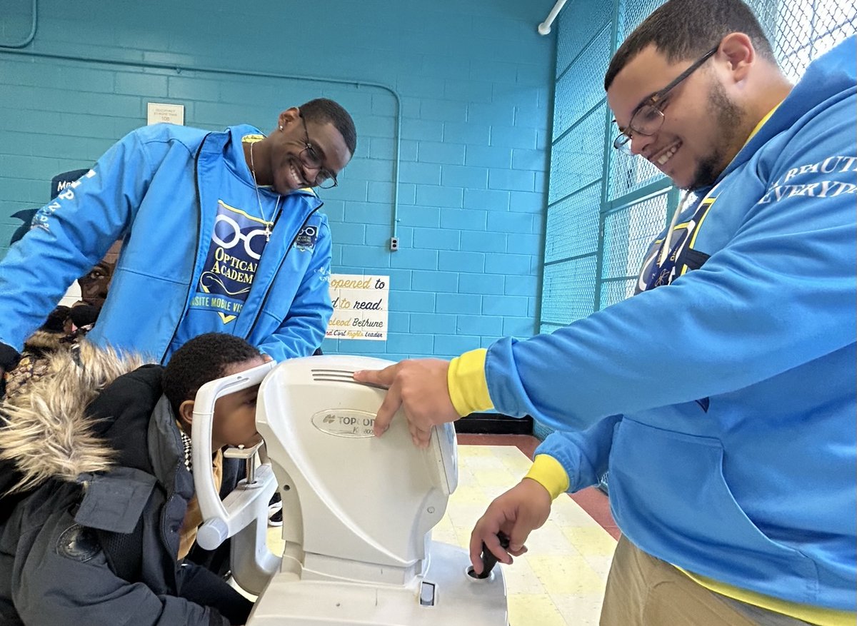 opticalacademy1's tweet image. Team work makes the dream work 😍 When they ask how many we can see in a day, we say the entire school and most don’t believe us! Then we show them how it’s done ✔️ The only vision team that can serve OVER 1,000 students in and out in ONE DAY!

#glasses2classes  #opticalacademy