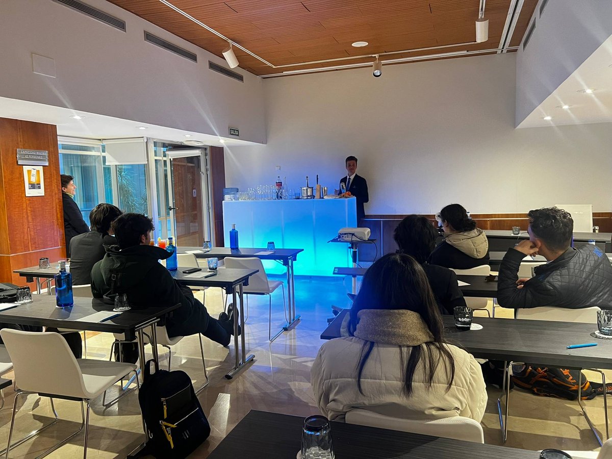 VatelMalaga's tweet photo. ¡Los alumnos de #VatelMalaga preparan su cóctel favorito! 🍹
Los alumnos de 1er año han aprendido sobre los cócteles y destilados gracias a Marisol Amador, su profesora de Cultura Gastronómica. https://t.co/hWzvZjPCDF