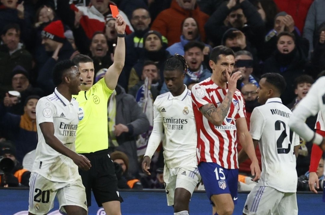 MedianocheATM's tweet image. Esta foto es bastante significativa. En el momento que es expulsado Savic, Rodrigo y Camavinga (ambos negros) están a lo suyo. Mientras Vinicius (negro) se burla de Savic.
¿Seguro que es racismo?