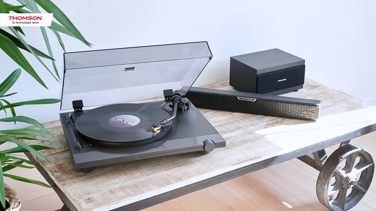 Thomson_FRA's tweet photo. La gamme #Thomson Audio propose un grand choix de références comme la platine vinyle TT700 pour profiter de vos 33 et 45 tours ou la barre de son SB60BTS + caisson de basses, le complément indispensable à votre TV ! 🤩
▶️ https://t.co/DSg1nmhzyb
#ThomsonAudio #TT700 #SB60BTS https://t.co/L5wqaZf1Th