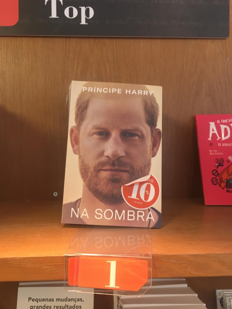 isabellelj1's tweet image. Que desperdício de árvores!