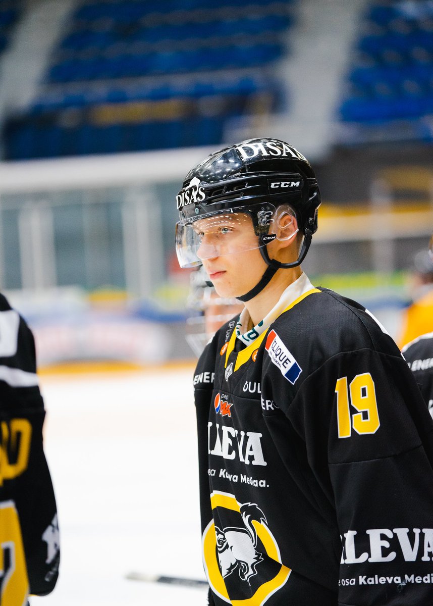 karpatu20's tweet photo. Kärpät - Kiekko-Espoo tänään perjantaina Raksilassa kello 17:15 alkaen! 🔥 

Otteluun on vapaa sisäänpääsy - LÄMPIMÄSTI TERVETULOA KANNUSTAMAAN KÄRPÄT VOITTOON! 💛🖤🤝

📷 Linnea Laatikainen

#Kärpät #KärpätU20 https://t.co/omJ1aiKzP9