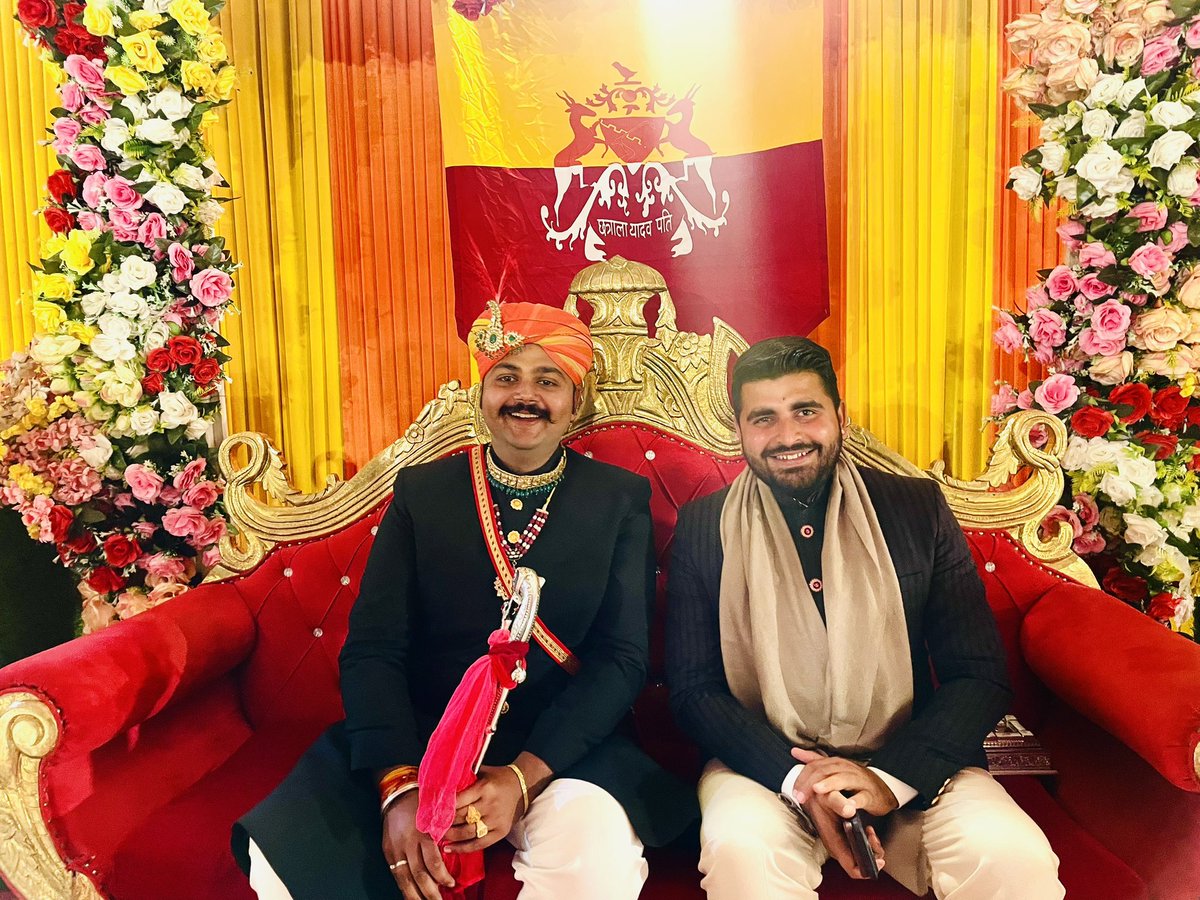 RavindraBhati__'s tweet photo. आदरणीय महेंद्र सिंह जी भाटी (dy. SP) के सुपुत्र पुष्पेन्द्र सिंह जी भाटी के वैवाहिक कार्यक्रम में शामिल होकर शुभकामनाएं प्रदान की ….

#शिव #रामसर #गडरारोड़ #बाड़मेर #राजस्थान https://t.co/s47UarJUix