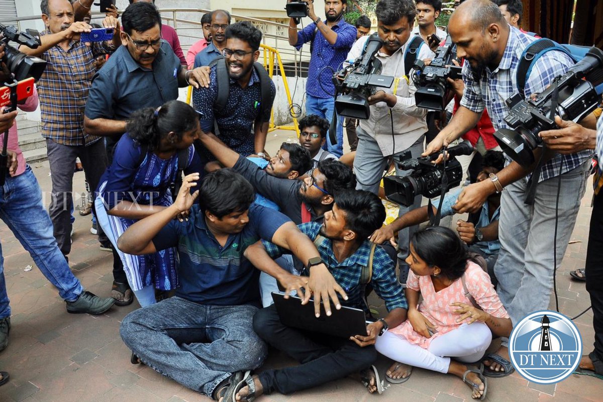 dt_next's tweet image. Students of Madras University watched the BBC’s documentary on PM Modi outside the centenary auditorium where they actually planned to screen the documentary.

📸 @manivasagan_ 

#BBCDocumentary #BBCDocumentaryRow #BBCDocumentaryonPMModi #PMModi #MadrasUniversity #BBC