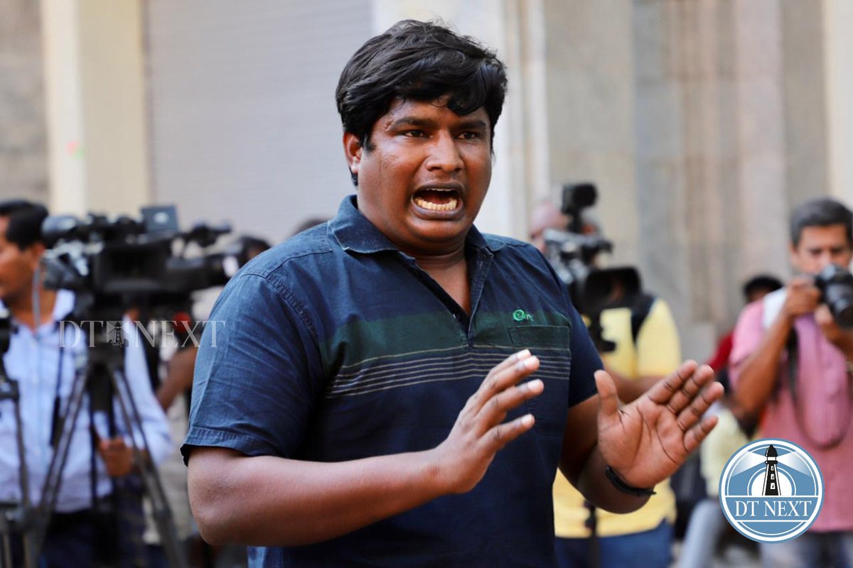 dt_next's tweet image. Students of Madras University watched the BBC’s documentary on PM Modi outside the centenary auditorium where they actually planned to screen the documentary.

📸 @manivasagan_ 

#BBCDocumentary #BBCDocumentaryRow #BBCDocumentaryonPMModi #PMModi #MadrasUniversity #BBC