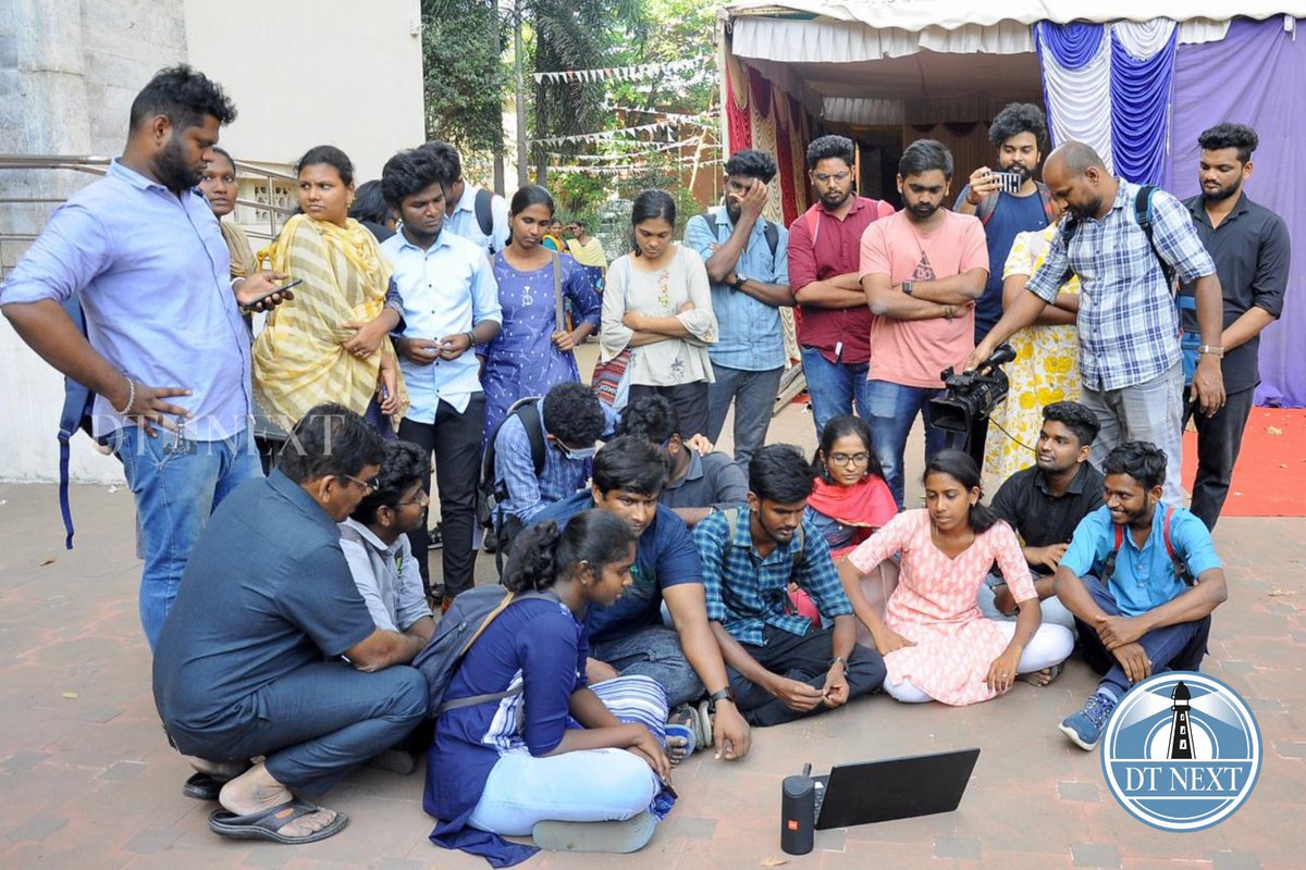 dt_next's tweet image. Students of Madras University watched the BBC’s documentary on PM Modi outside the centenary auditorium where they actually planned to screen the documentary.

📸 @manivasagan_ 

#BBCDocumentary #BBCDocumentaryRow #BBCDocumentaryonPMModi #PMModi #MadrasUniversity #BBC