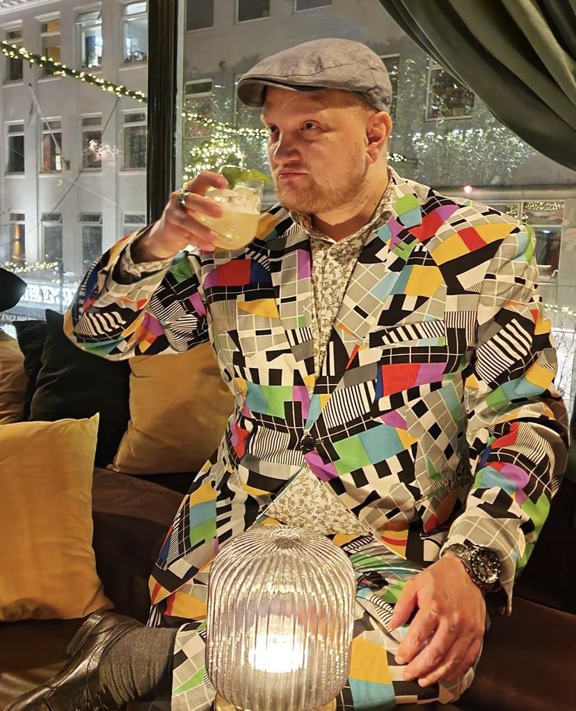 ivarolim's tweet photo. Geitin hefur dressað sig upp til þess að hitta Sebastian Vettel. What a guy https://t.co/xDr4wOD1AW