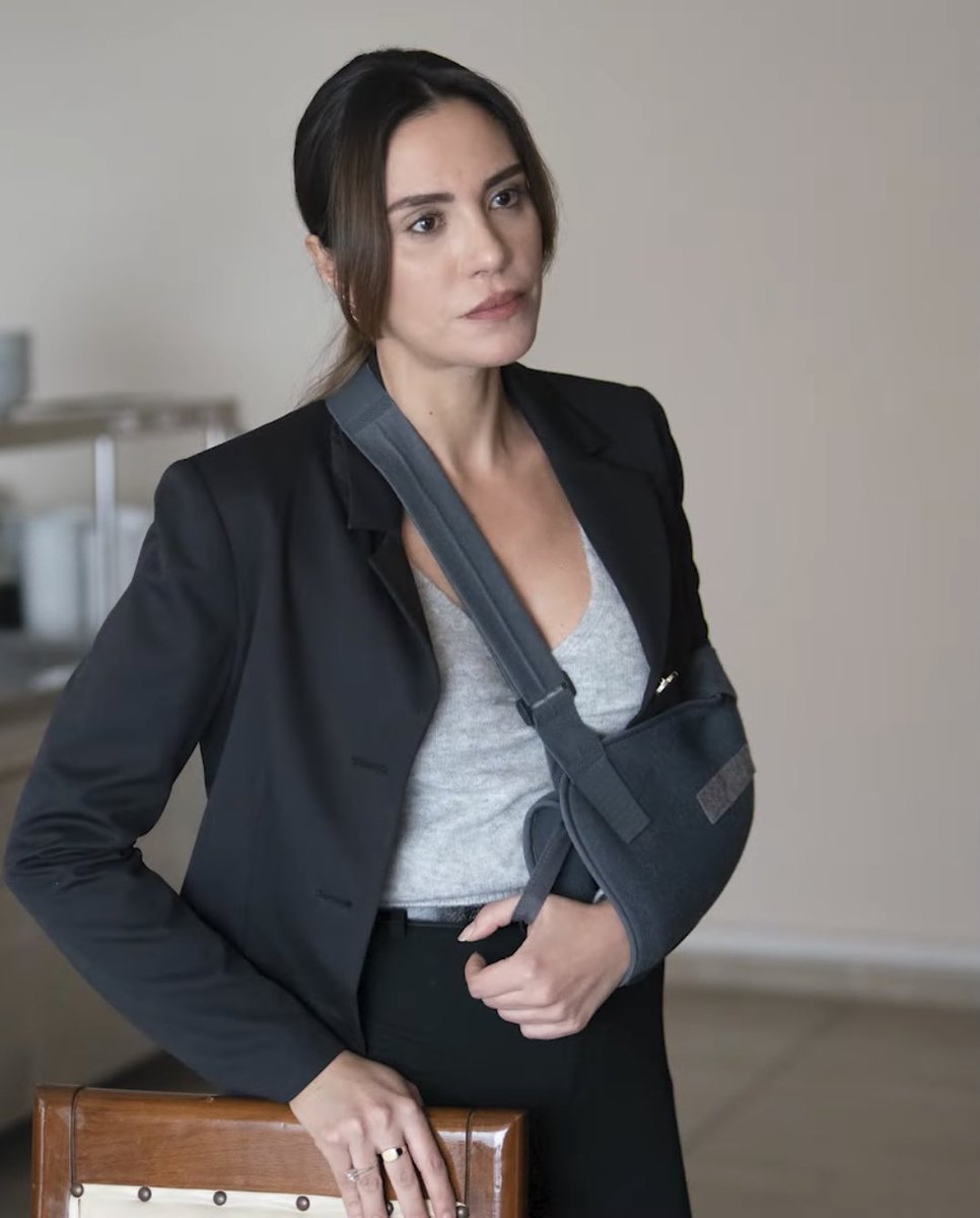 ioannasgirl's tweet photo. I’m trying to understand what happened with her arm and when it happened??🥺❤️🩹
The first photo of Derya is gorgeous even with broken arm🤌🏻🧿🤍 but her broken look bothers me very much and worries me…
@sukranovali #yargı #şükranovalı #deryasavcı #derpar #parya https://t.co/Tzalh69eXy