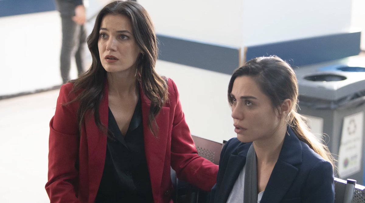 ioannasgirl's tweet photo. I’m trying to understand what happened with her arm and when it happened??🥺❤️🩹
The first photo of Derya is gorgeous even with broken arm🤌🏻🧿🤍 but her broken look bothers me very much and worries me…
@sukranovali #yargı #şükranovalı #deryasavcı #derpar #parya https://t.co/Tzalh69eXy