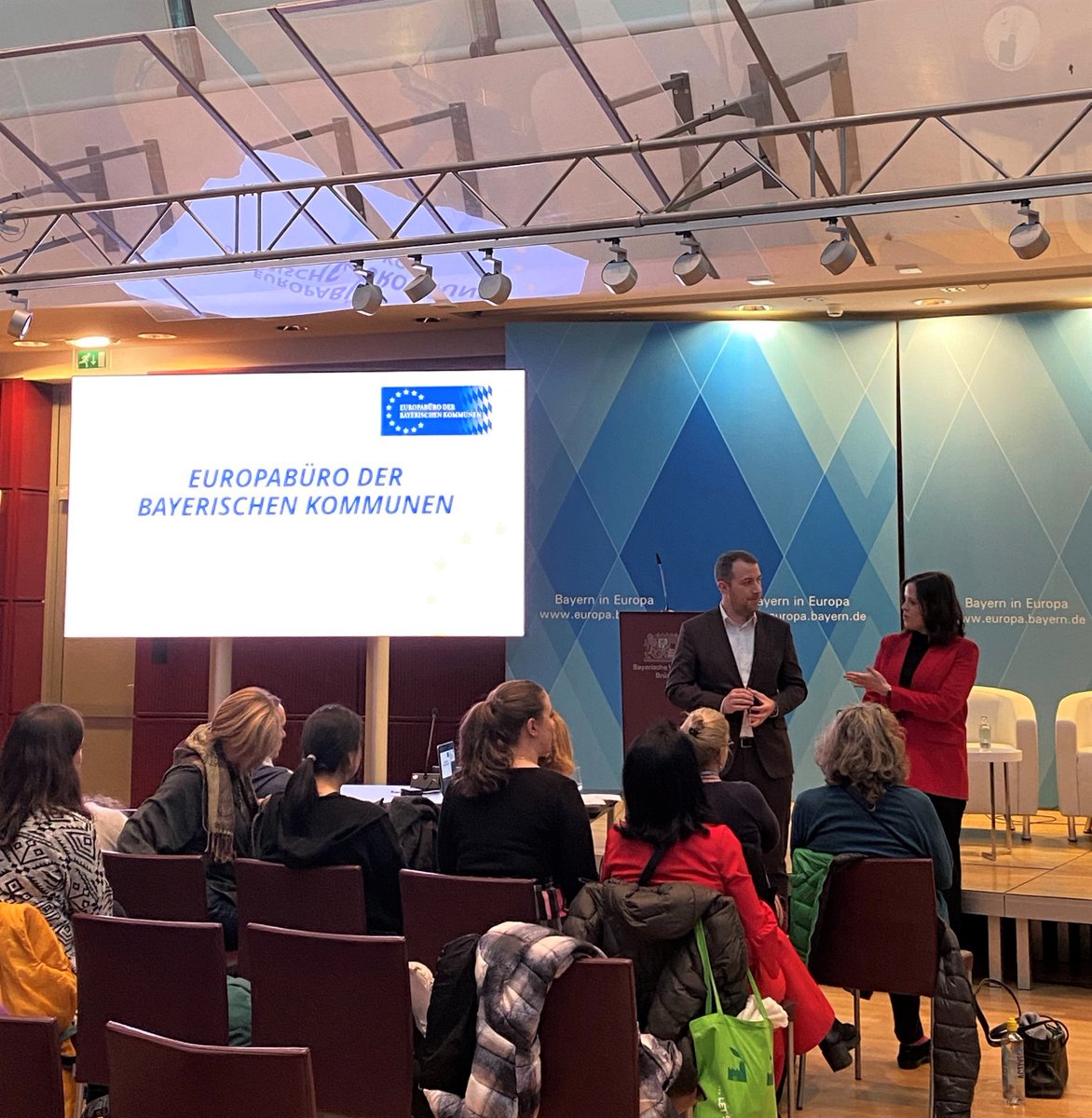 Besuch aus #Bayern: Unser neues Leitungsteam, Nicolas Lux &amp; Marilena Leupold, durfte die Arbeit des bayerischen Europabüros einer Besuchergruppe von <a href="/henrikehahn/">Henrike Hahn 🇪🇺</a> vorstellen. Wir danken für die Einladung in die Vertretung Bayerns &amp; für den interessanten Austausch! #eu_local 🇪🇺