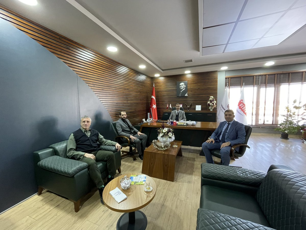 Oda Başkanımız Kubilay Aktaş Atatürk Üniversitesi  Veteriner Fakültesi Dekan’lığını ziyarette bulundu.Bölgemiz veteriner hekimliği için gelişimler ve öğrencilerimizin mesleğe hazırlanması gibi konuların ele alındığı konuşmada nazik kabulleri için hocalarımıza teşekkür ederiz .
