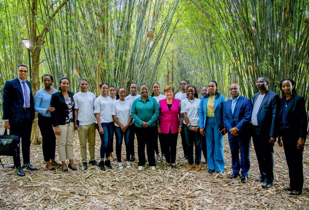 It was a pleasure meeting with, MD @KGeorgieva had an interactive discussion with young environmentalists at @nyandungupark. @REMA_Rwanda Takeway massege from MD said “elevate your advocacy to action to protect the future of our planet”. #GreenRwanda🇷🇼🌿