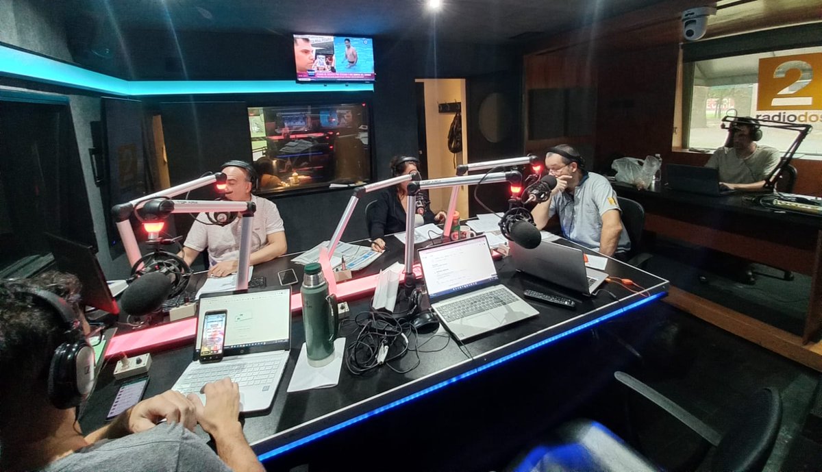 Con este equipo cerramos la semana en #DeBocaEnBoca. Buen viernes!!!

🎙️ <a href="/sergioroulier/">sergio roulier</a>
<a href="/leanoliva_5/">Lean Oliva</a>
<a href="/DavidLuisTigre/">David Luis</a>
<a href="/silvinalusardi/">Silvina Lusardi</a>
<a href="/juanchi_funes/">Juan Cruz Funes</a>
<a href="/Meli_Santi/">Melina Santi</a>
<a href="/BianForconi/">Bian</a>
<a href="/juanicitroni/">Juani Citroni</a>
<a href="/jdhuerga/">Juan Diego Huerga</a>
 
📻AM1230 | FM90.1 | rosario3.com