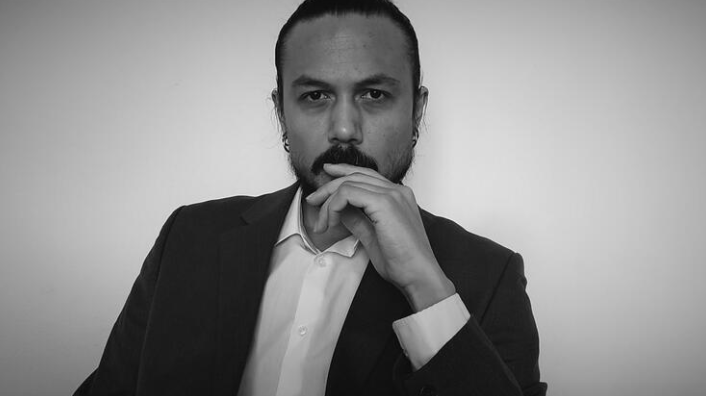 hkitapsanat's tweet photo. Bir göç döngüsü
 
Okan Çil’in 1920’lerden günümüze Yunanistan-İzmir hattında üç kuşağın öyküsünü anlattığı ‘Üvey’, dramatize etmeden yoğun duygular yaşatan bir roman. Ecem Kodak yazdı. 
@katildomat @kodakecem @oglakkitap 

https://t.co/AGCZx3tu0U https://t.co/pMfpGx5hSW