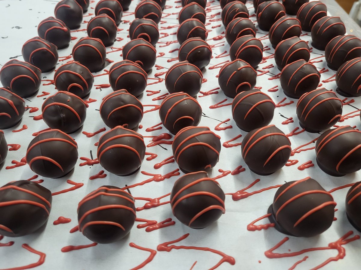 chrishousechocs's tweet image. Something for the weekend.....
Handmade dark chocolate chilli 🌶 truffle. Made fresh today 😋😋

#truffles 
#handmade 
#madewithlove 
#handcrafted 
#luxurychocolate 
#treatyourself 
#westonsupermare 
#somerset