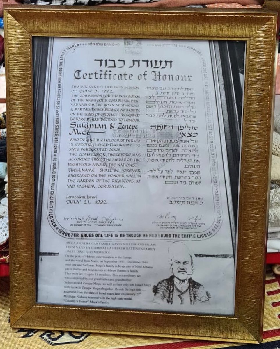milvaekonomi's tweet photo. Dita Ndërkombëtare e #Holokaustit për reagimin ndaj të cilit Shqipëria ka vendin e nderit në historinë e Luftës së Dytë Botërore. 
🇦🇱❤️🇮🇱

*foto e çërtifikatës së nderit që një nga familjet krutane ka marrë për shpëtimin e hebrenjve gjatë kësaj lufte https://t.co/z1GgdDhbxJ