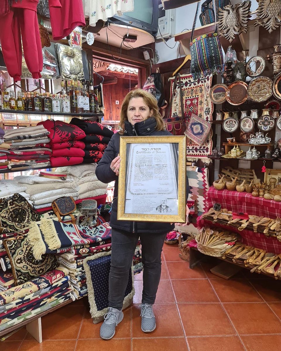 milvaekonomi's tweet photo. Dita Ndërkombëtare e #Holokaustit për reagimin ndaj të cilit Shqipëria ka vendin e nderit në historinë e Luftës së Dytë Botërore. 
🇦🇱❤️🇮🇱

*foto e çërtifikatës së nderit që një nga familjet krutane ka marrë për shpëtimin e hebrenjve gjatë kësaj lufte https://t.co/z1GgdDhbxJ