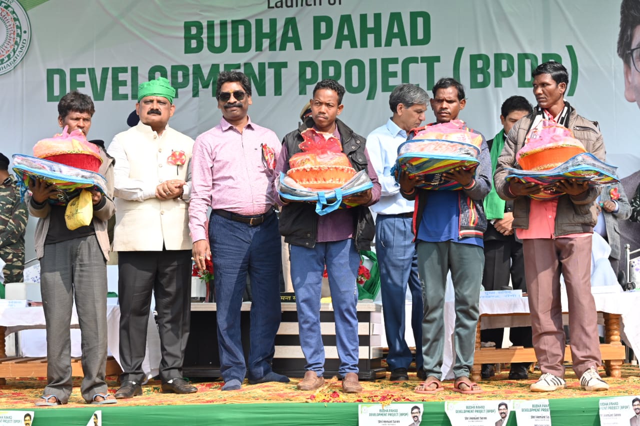 CM सोरेन ने बूड़ा पहाड़ में 175 विकास योजनाओं का किया शुभारंभ - CM Soren inaugurated 175 development schemes in Buda Pahar