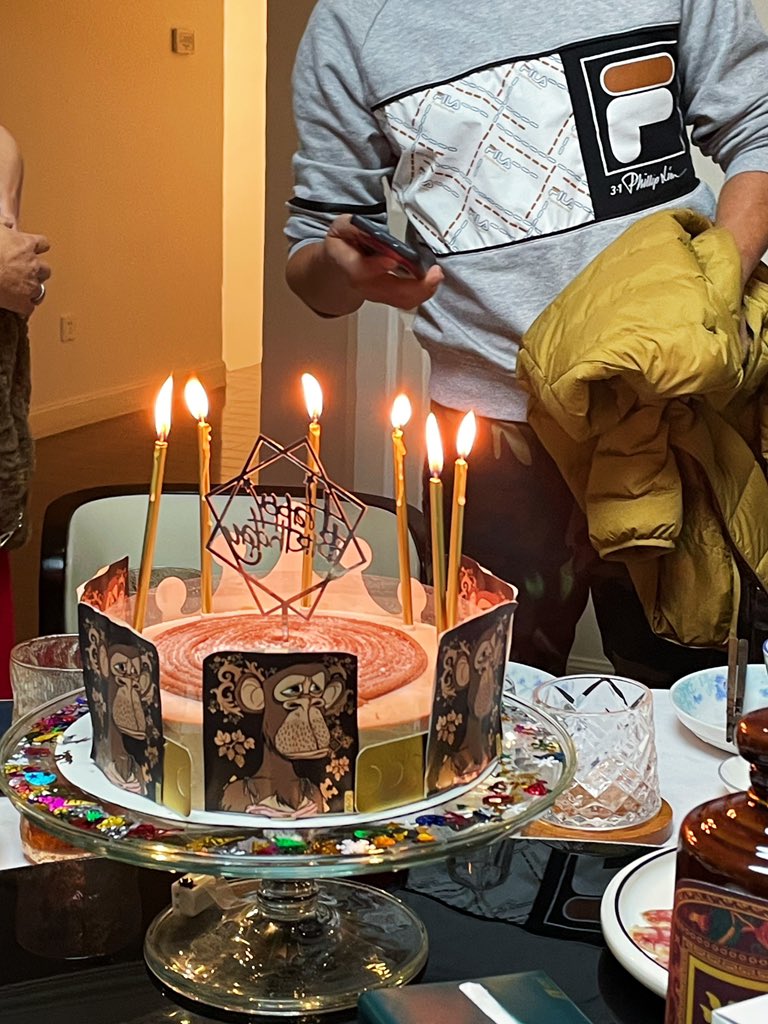 KIKIZinShanghai's tweet photo. The best cake I ve ever received! @BoredApeYC @yugalabs #bayc https://t.co/cMlT45Rmqb