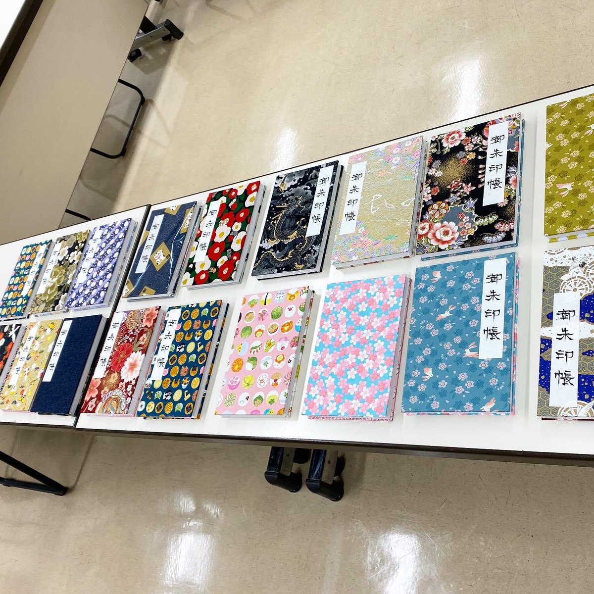 goshuin_kobo's tweet photo. 相模原市の職員の方々に御朱印帳作りのワークショップを致しました✨参加された方々は、消防士さんや教師、保護司さんなど様々。
手作りならではの素敵な御朱印帳が４０冊ほど出来上がりました😊ありがとうございました🙇🏻‍♀️

#御朱印帳のお店
#鎌倉御朱印工房
#御朱印帳作り���ークショップ #相模原市 https://t.co/tzrQAjcvnF
