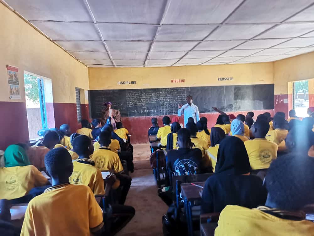 RoukyDoum's tweet photo. Nous avons entamé ce matin la sensibilisation et l'information dans des écoles de Kenieba dans le cadre de notre projet @Educ4F dont l'objectif est de promouvoir la lecture auprès des enfants.
#Educ4future
#BookLovers
#Lecture https://t.co/tBeyYAf39N