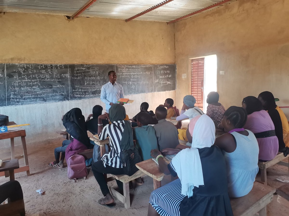 RoukyDoum's tweet photo. Nous avons entamé ce matin la sensibilisation et l'information dans des écoles de Kenieba dans le cadre de notre projet @Educ4F dont l'objectif est de promouvoir la lecture auprès des enfants.
#Educ4future
#BookLovers
#Lecture https://t.co/tBeyYAf39N