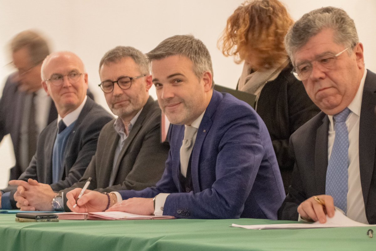 Prefet36's tweet photo. #PetitesVillesdeDemain ✍️
Signature de la convention-cadre Petites villes de demain (PVD) Chabris Pays de Bazelle, valant opération de revitalisation de territoire à #Chabris. https://t.co/Pu4RNGnQez